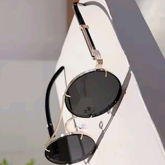 Stylish Black and Gold Sunglasses - Picture 2 of 3